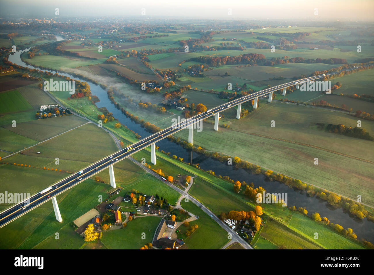 Ruhrtalbrücke A52, Autobahn A52, Ruhr-Viadukt, Mintarder Brücke Ruhr Tal überqueren, Ruhrgebiet, Mülheim, Mintard, Stockfoto