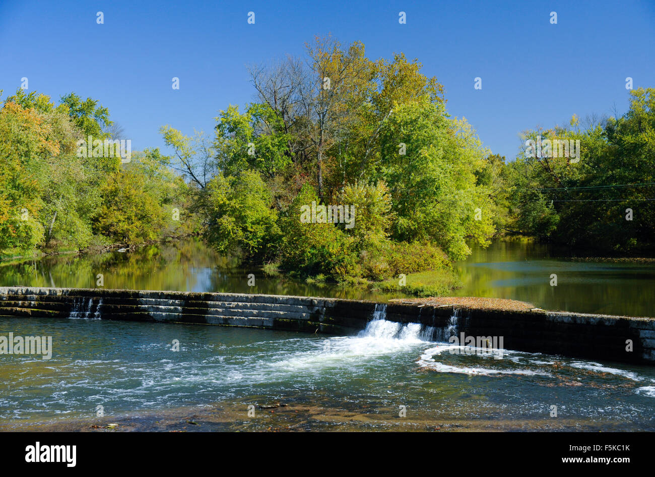 Staudamm am Fluss Big Blue, Edinburgh, Indiana Stockfoto