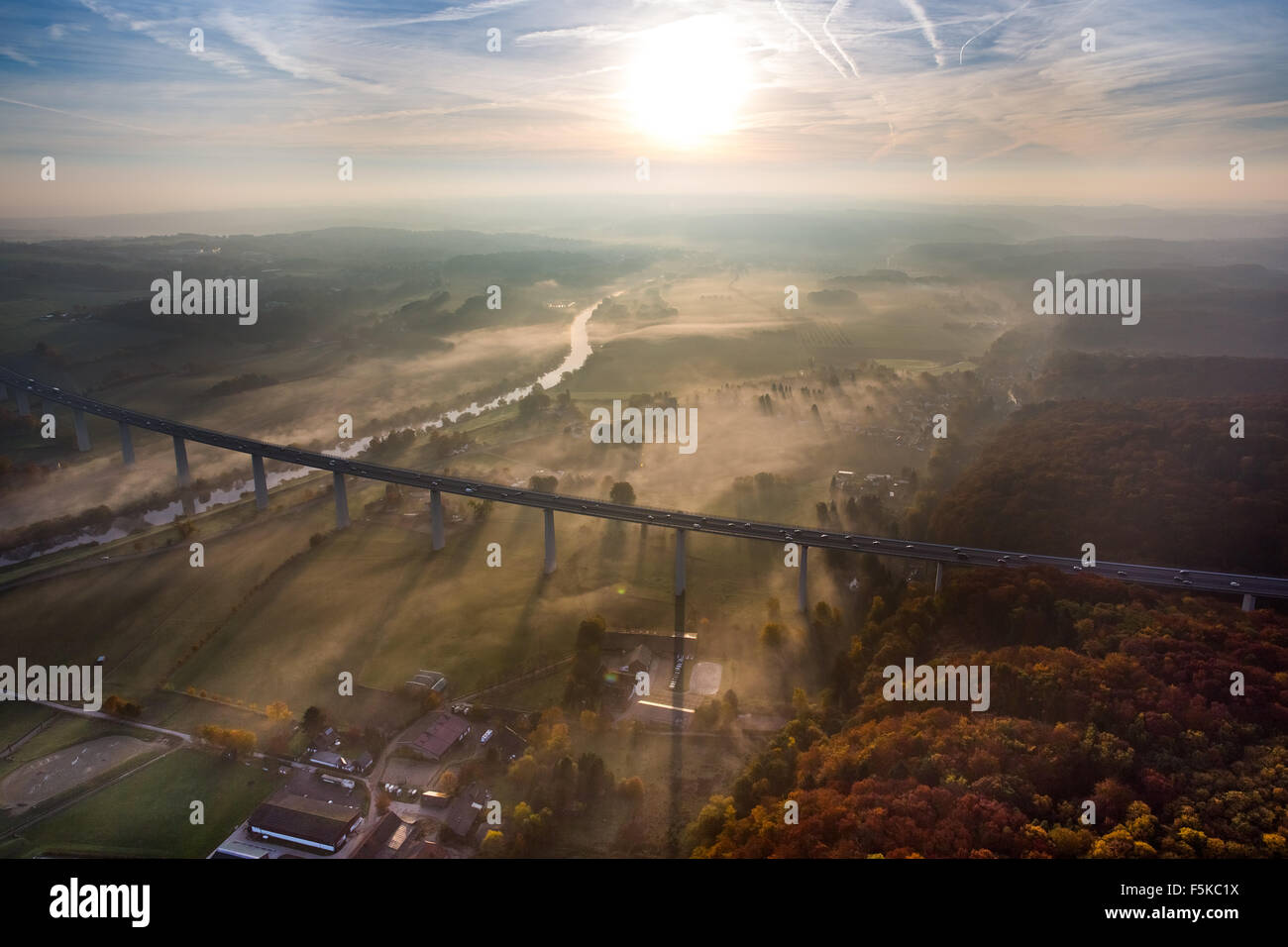 Ruhrtalbrücke A52, Autobahn A52, Ruhr-Viadukt, Mintarder Brücke Ruhr Tal überqueren, Ruhrgebiet, Mülheim, Mintard, Stockfoto