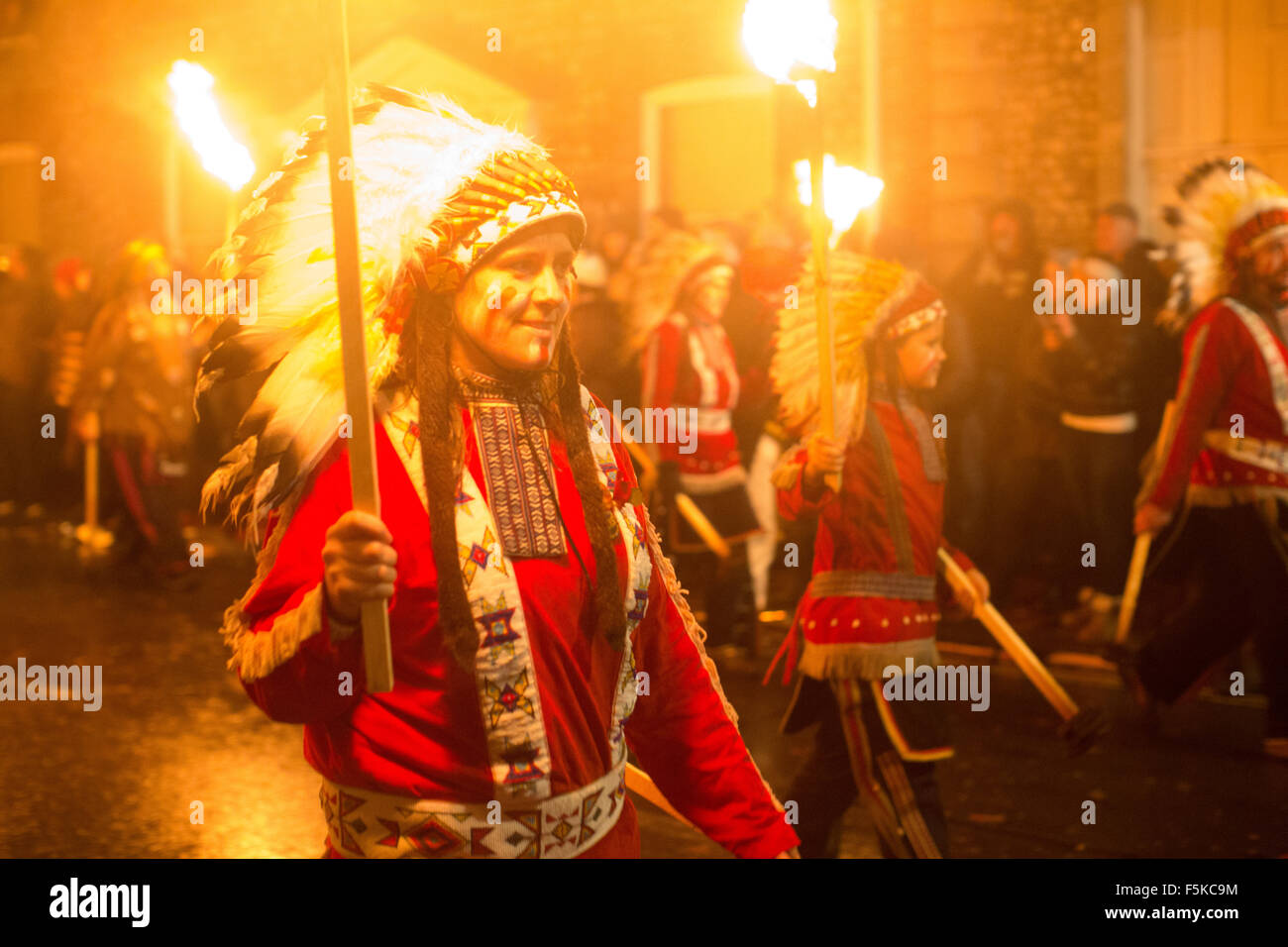 Lewes, East Sussex, UK. 5. November 2015. Kerl Fawkes Nacht gefeiert in Lewes Bonfire Gesellschaften in die jährliche Parade Credit: Beren Patterson/Alamy Live News Stockfoto