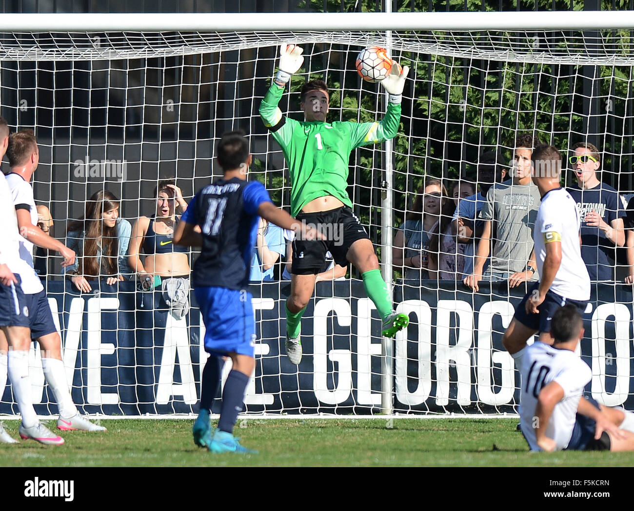 Washington, DC, USA. 5. November 2015. 20151105 - Georgetown Torwart JT MARCINKOWSKI (1) blockt den Schuß auf eine Creighton erzielte Versuch in der ersten Hälfte in Shaw Field in Washington. © Chuck Myers/ZUMA Draht/Alamy Live-Nachrichten Stockfoto