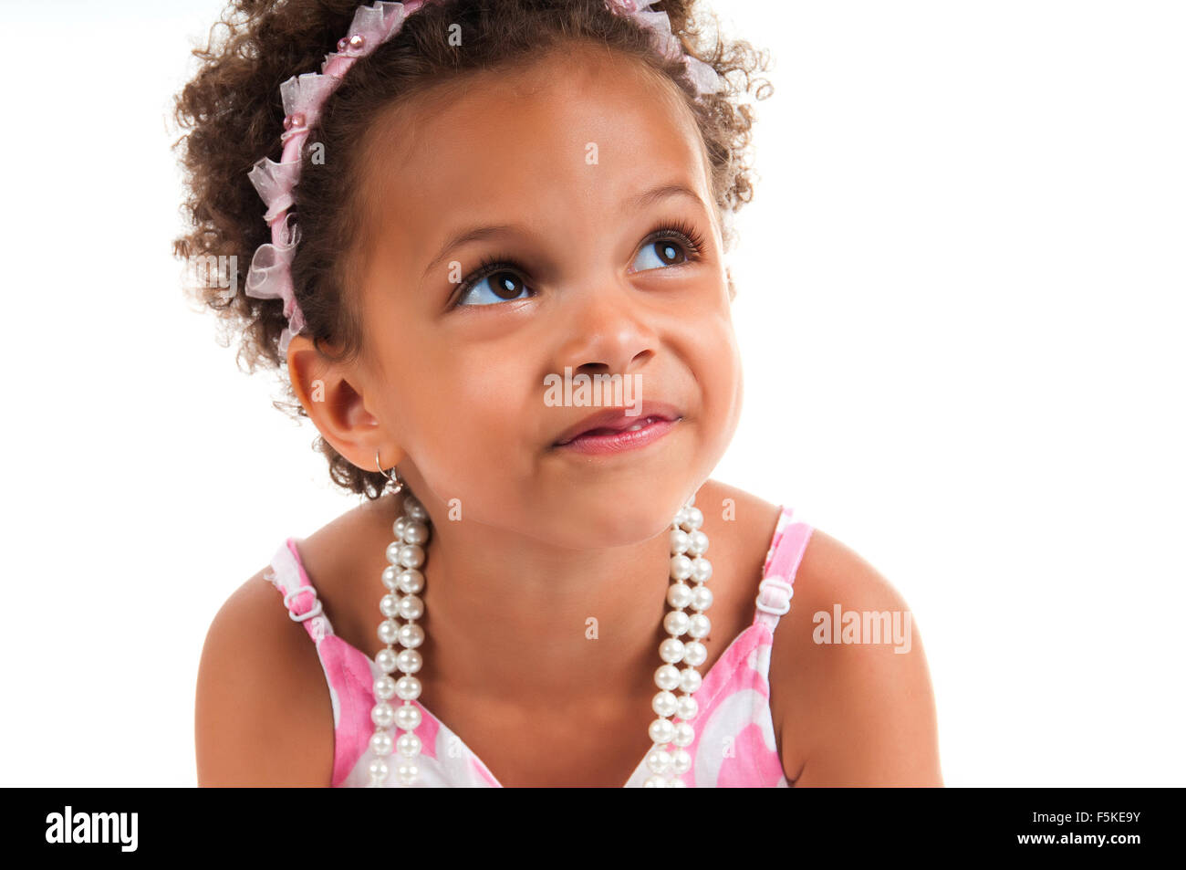 Close-up Portrait von Mulatte junges Mädchen mit dem lockigen Haar. Lächelndes Gesicht. Glückliche Kindheit Stockfoto