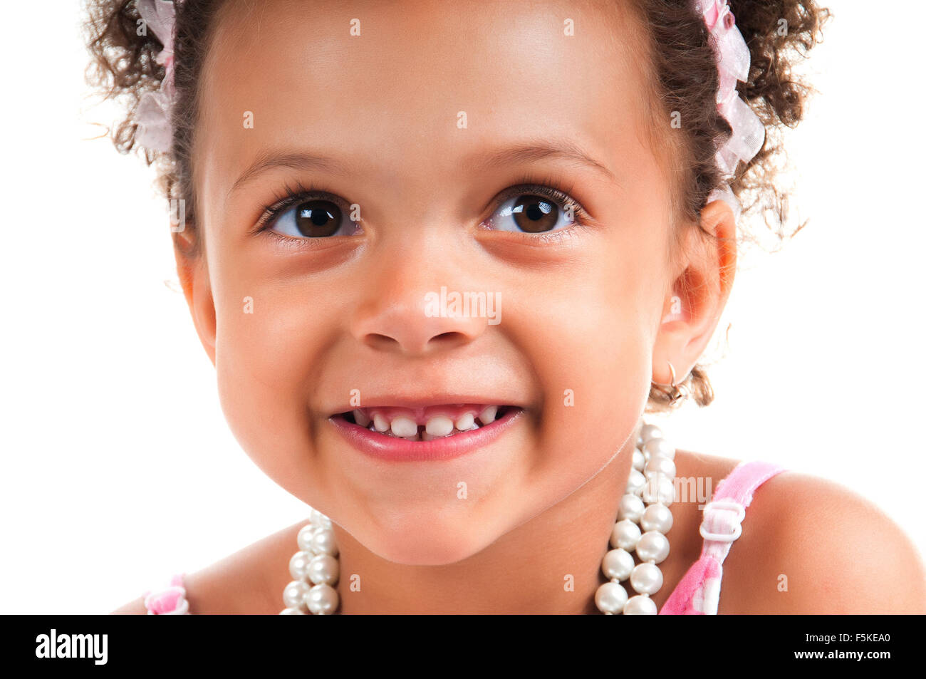 Close-up Portrait von Mulatte junges Mädchen mit dem lockigen Haar. Lächelndes Gesicht. Glückliche Kindheit Stockfoto