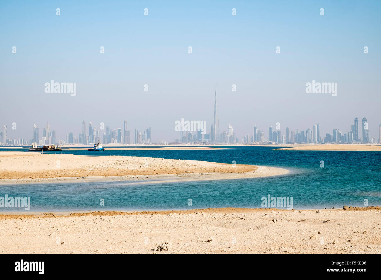Skyline von Dubai aus The World künstlichen zurückgefordert Inseln vor der Küste Dubais in Vereinigten Arabischen Emiraten Stockfoto