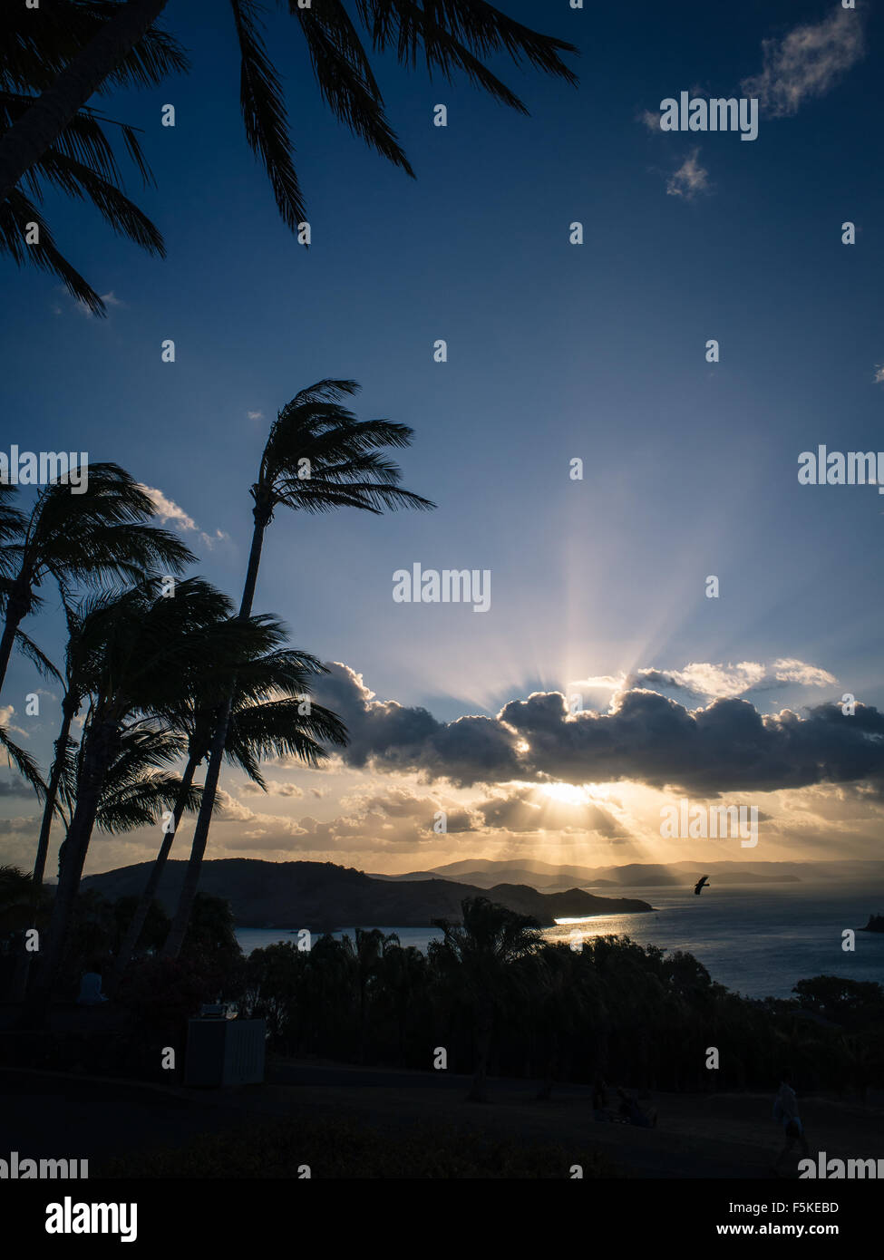Lichtstrahl brach aus Wolken Stockfoto
