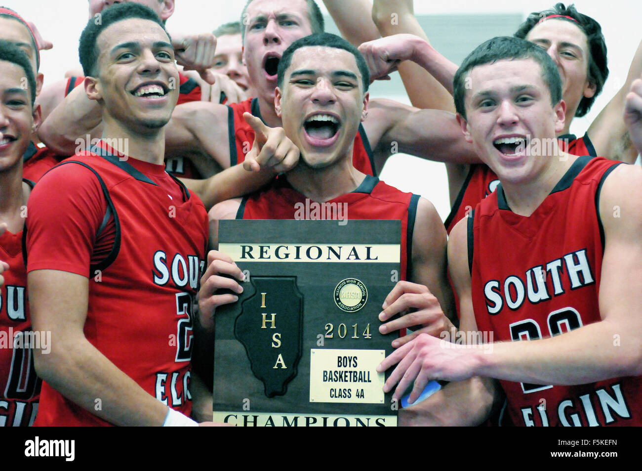 Mannschaftskameraden, auf eine High School, regionale Meisterschaft Plakette halten folgende Titel Sieg ihrer Mannschaft. USA. Stockfoto