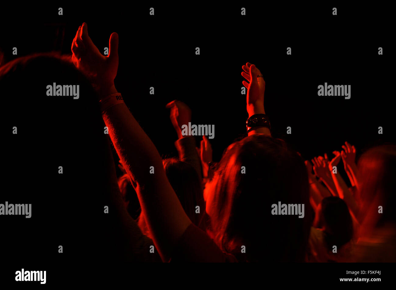 Lobt Gott in Anbetung mit bei einer Veranstaltung erhobenen Armen Mädchen Stockfoto