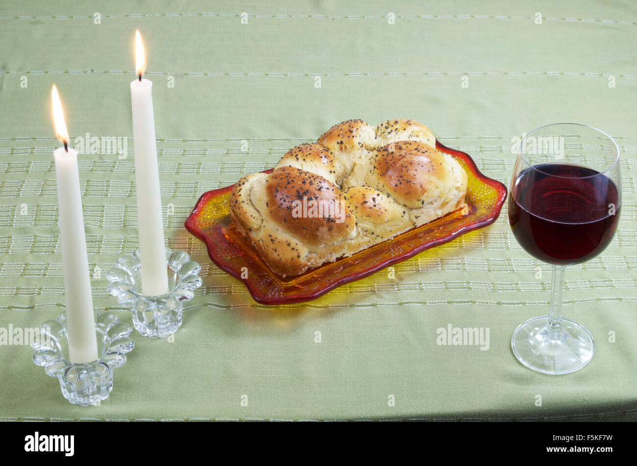 Einhaltung des Schabbat, Challah, Wein und Kerzen Stockfoto