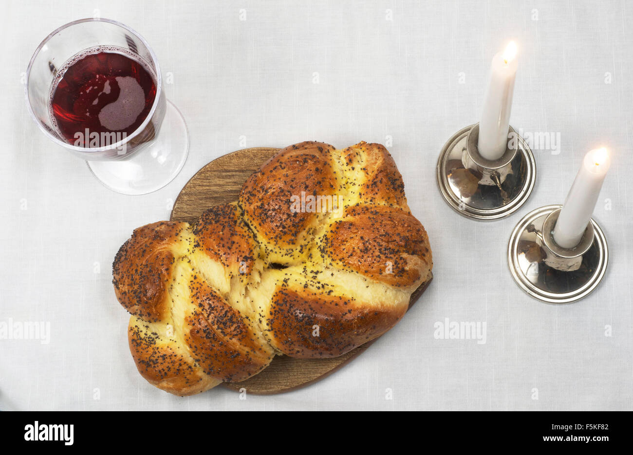 Einhaltung des Schabbat, Challah, Wein und Kerzen Stockfoto