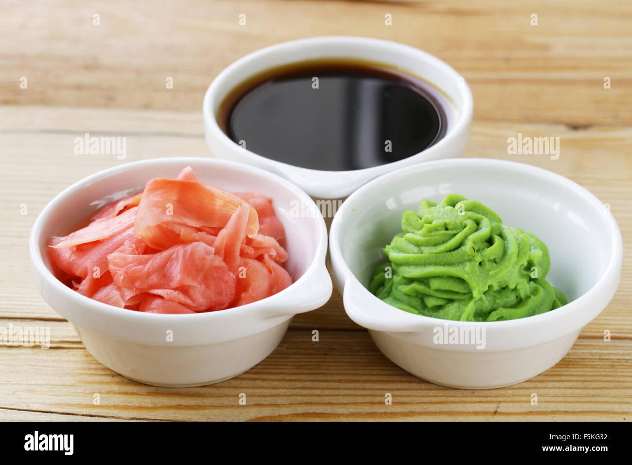 Japanische Wasabi-Sauce, Sojasoße und eingelegtem Ingwer Stockfoto