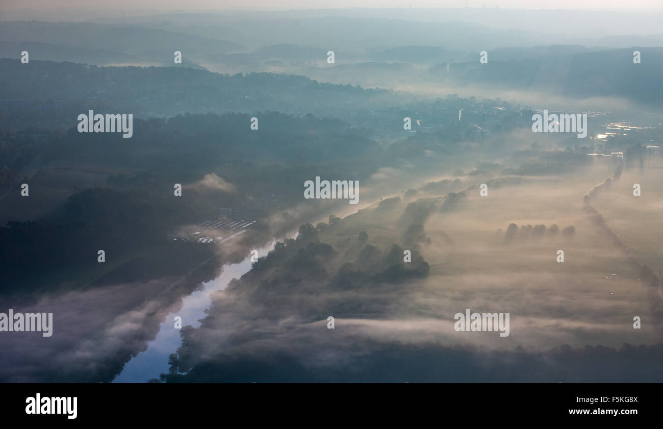 Das Ruhrgebiet, idyllische Aussicht auf die Kettwig am Mintarder Ruhrauen, Herbststimmung Morgen Stimmung, Essen-Kettwig, Stockfoto