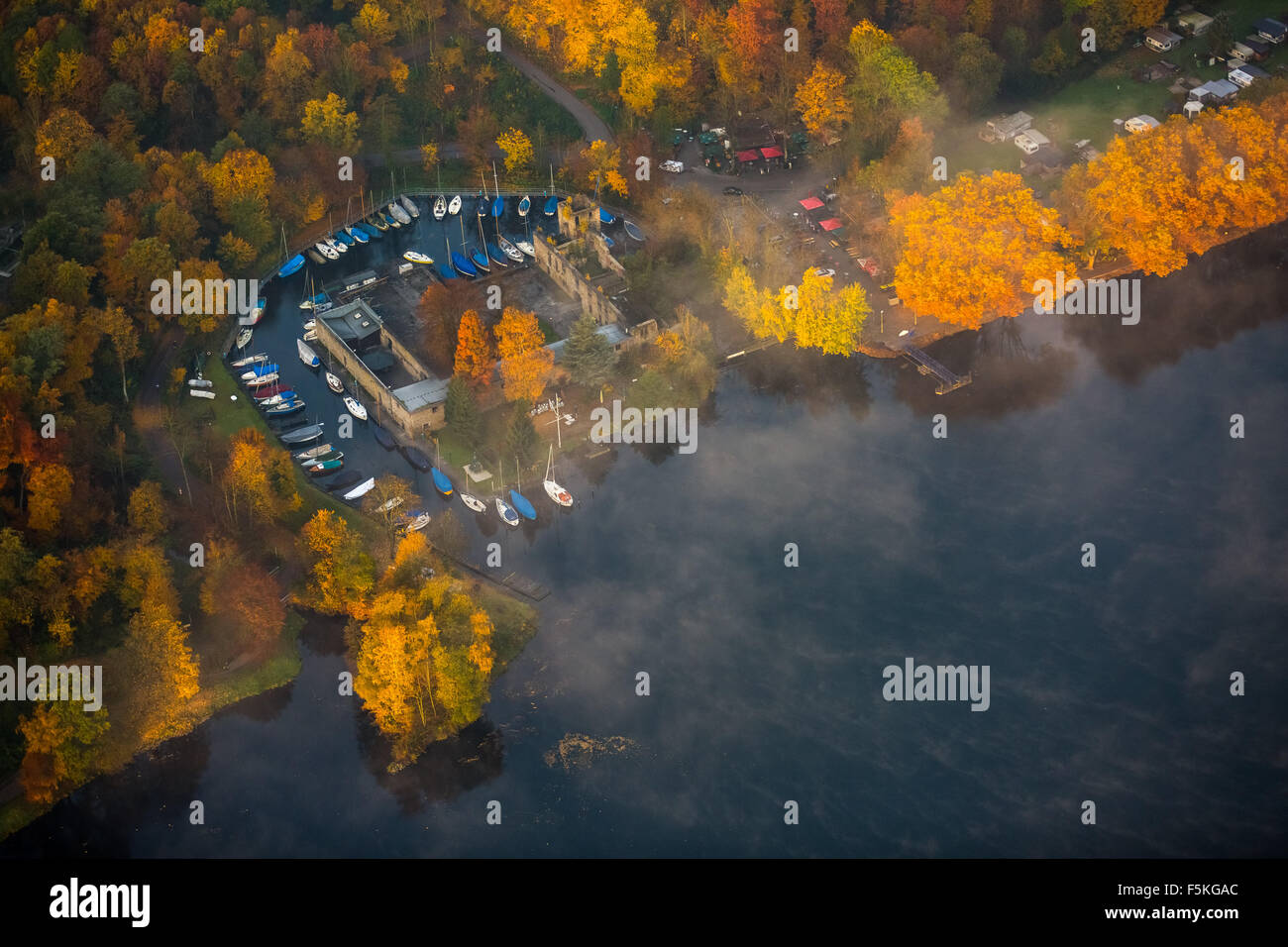 Die Ruhr Baldeneysee See mit Fischlaken und Haus Scheppen, Motorrad-treffen, Biker treffen, herbstliche Stimmung am Morgen Stimmung, Essen Stockfoto