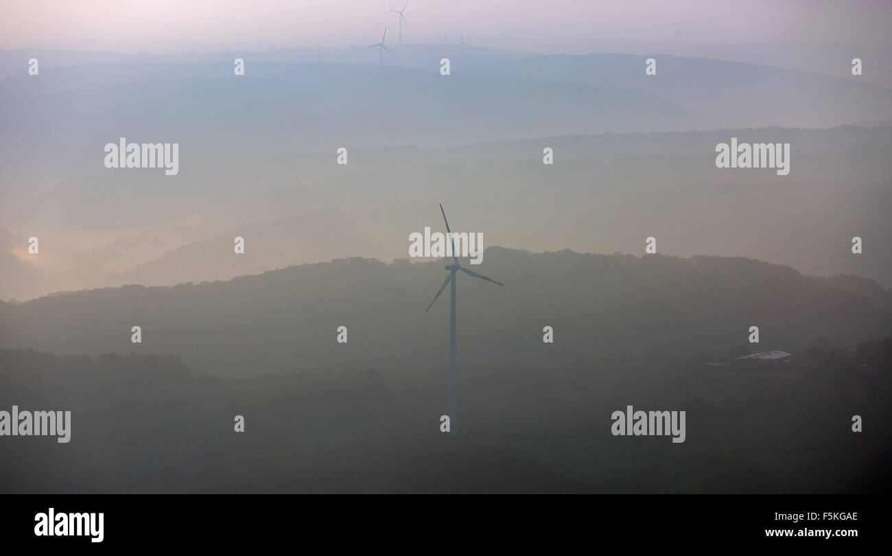 Blick auf Hattingen mit Wind-Kraftwerk auf den Hügeln, wind, alternative Energie, Stockfoto