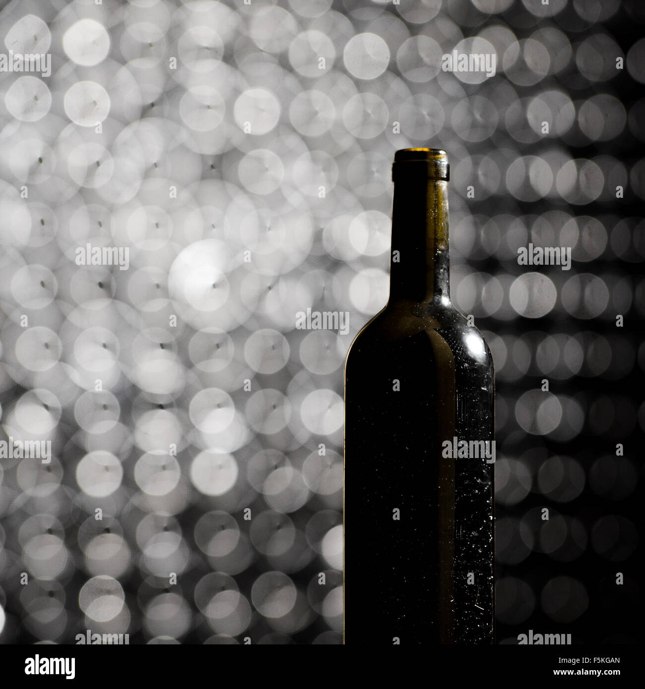 Eine Flasche Rotwein in einem Altern Keller. Close-up Stockfoto