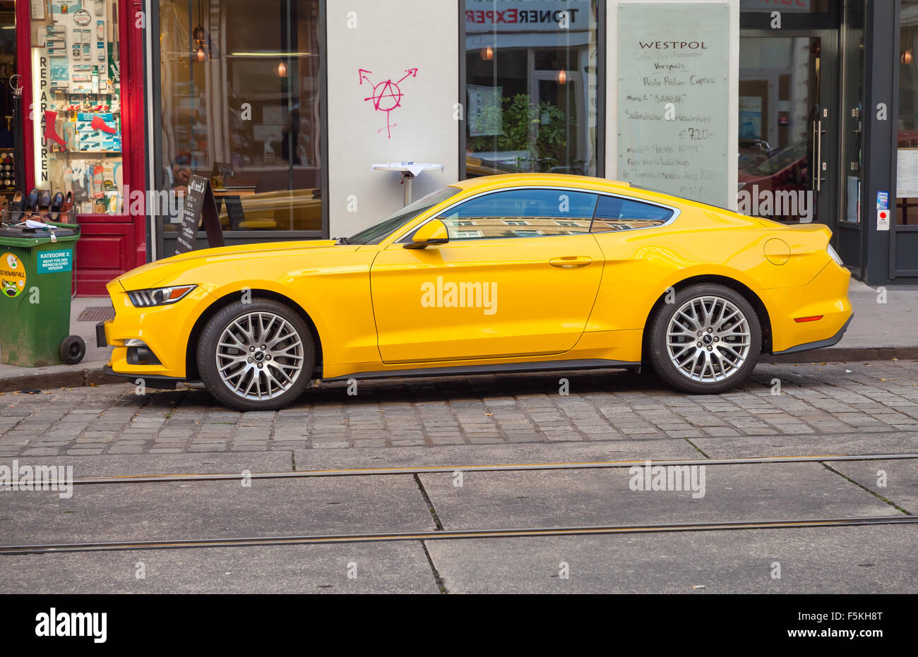 Wien, Österreich - 4. November 2015: Helles Gelb Ford Mustang 2015 Auto  steht auf der Straße, Stadt-Seitenansicht. Legendäre Sport-ca  Stockfotografie - Alamy