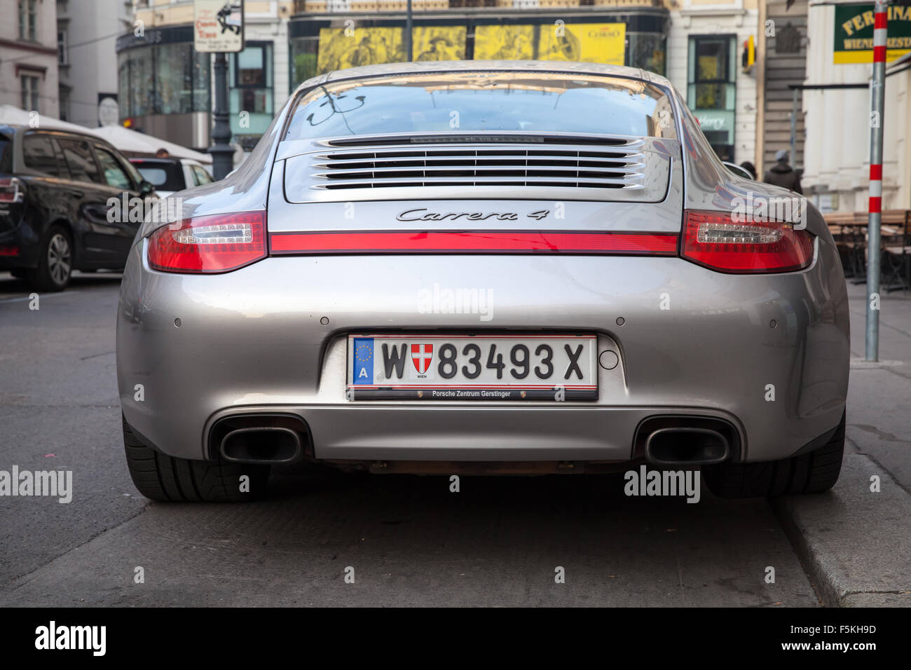 Wien, Österreich - 4. November 2015: Silber grau Porsche 911 Carrera 4 Auto steht auf der Stadtansicht Straße, hinten Stockfoto