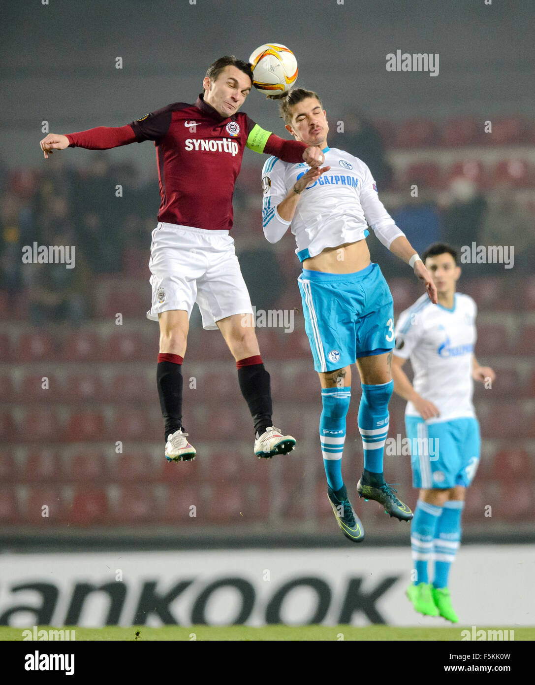 Prag, Tschechische Republik. 5. November 2015. Dpatopbilder Roman Neustaedter (C) von Schalke und David Lafata (L) von Prag wetteifern um den Ball in der Europa League Gruppe K-Fußballspiel zwischen Sparta Prag und FC Schalke 04 im Letná-Stadion in Prag, Tschechische Republik, 5. November 2015. Foto: Thomas Eisenhuth/Dpa/Alamy Live News Stockfoto