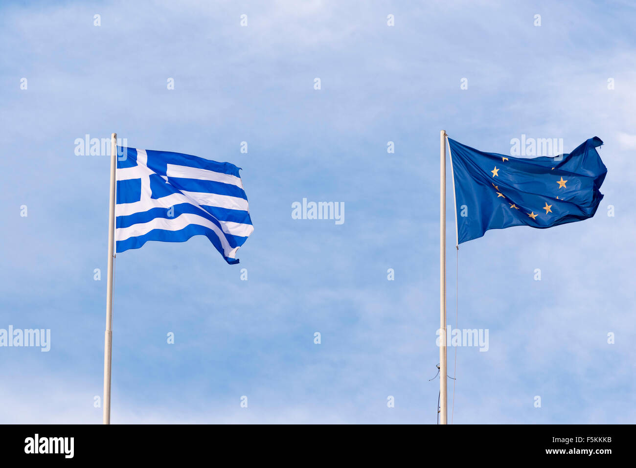 Griechische Flagge und Fahne der Europäischen Union Stockfoto
