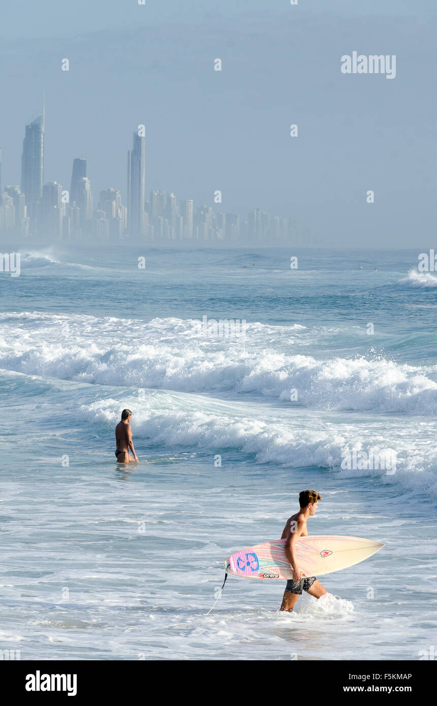 Surfer in Burleigh Heads, Hochhaus-Wohnungen an der Goldküste in Ferne, Queensland, Australien Stockfoto