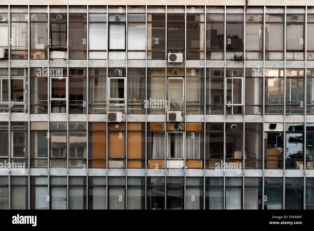 Fassade des verlassenen Bürogebäude Stockfoto