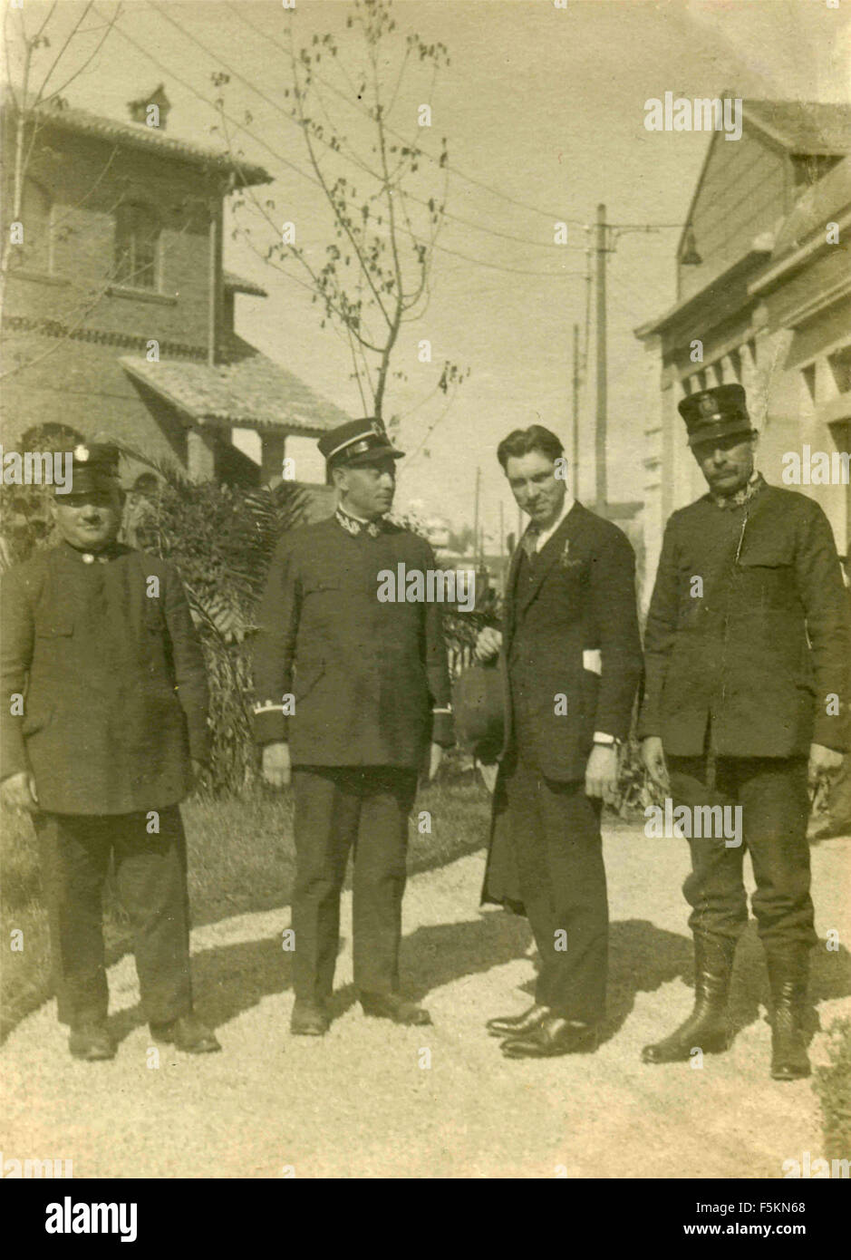 Drei Soldaten und ein Zivilist auf der Mailänder Messe 1926, Italien Stockfoto