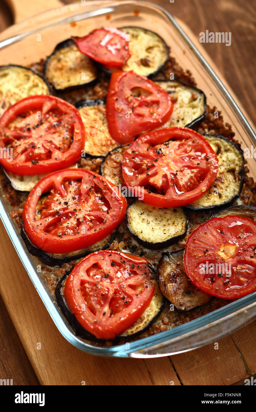 Gebratene Auberginen mit Tomaten und Buchweizengrütze Stockfotografie ...