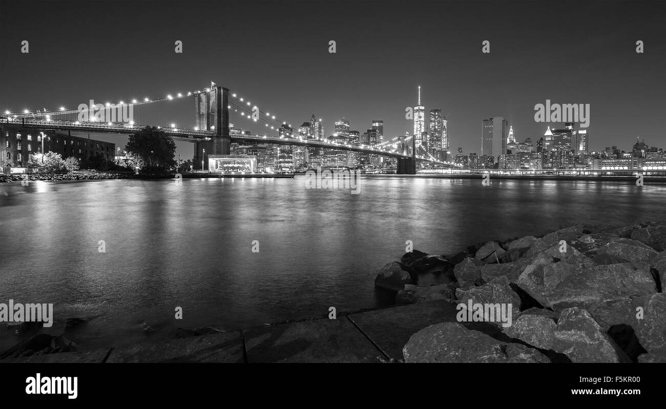 Schwarz / weiß Foto von Manhattan am Wasser in der Nacht, New York City, USA. Stockfoto