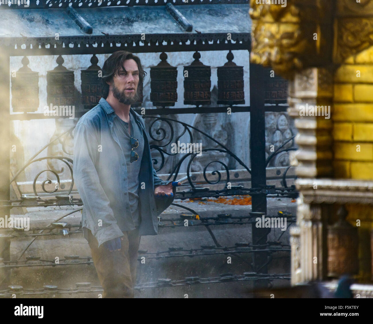 Kathmandu, Nepal. 6. November 2015. Benedict Cumberbatch Dreharbeiten Dr. Strange in Swayambhunath in Kathmandu. Dr. Strange ist unter der Regie von Scott Derrickson und sollten im November 2016 veröffentlicht werden. © Dutourdumonde/Alamy Live-Nachrichten Stockfoto