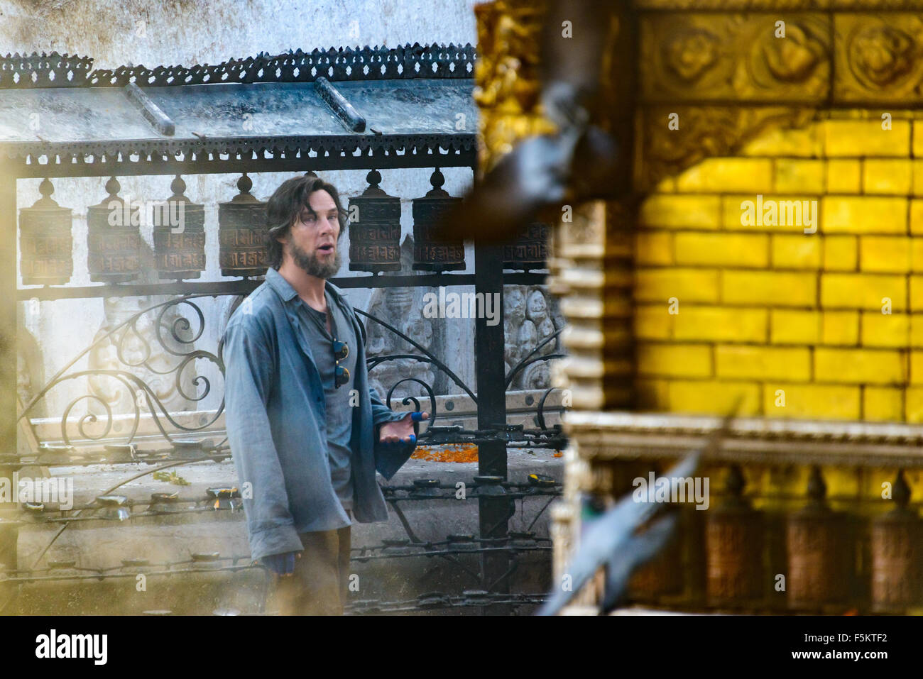 Kathmandu, Nepal. 6. November 2015. Benedict Cumberbatch Dreharbeiten Dr. Strange in Swayambhunath in Kathmandu. Dr. Strange ist unter der Regie von Scott Derrickson und sollten im November 2016 veröffentlicht werden. Bildnachweis: Dutourdumonde/Alamy Live-Nachrichten Stockfoto