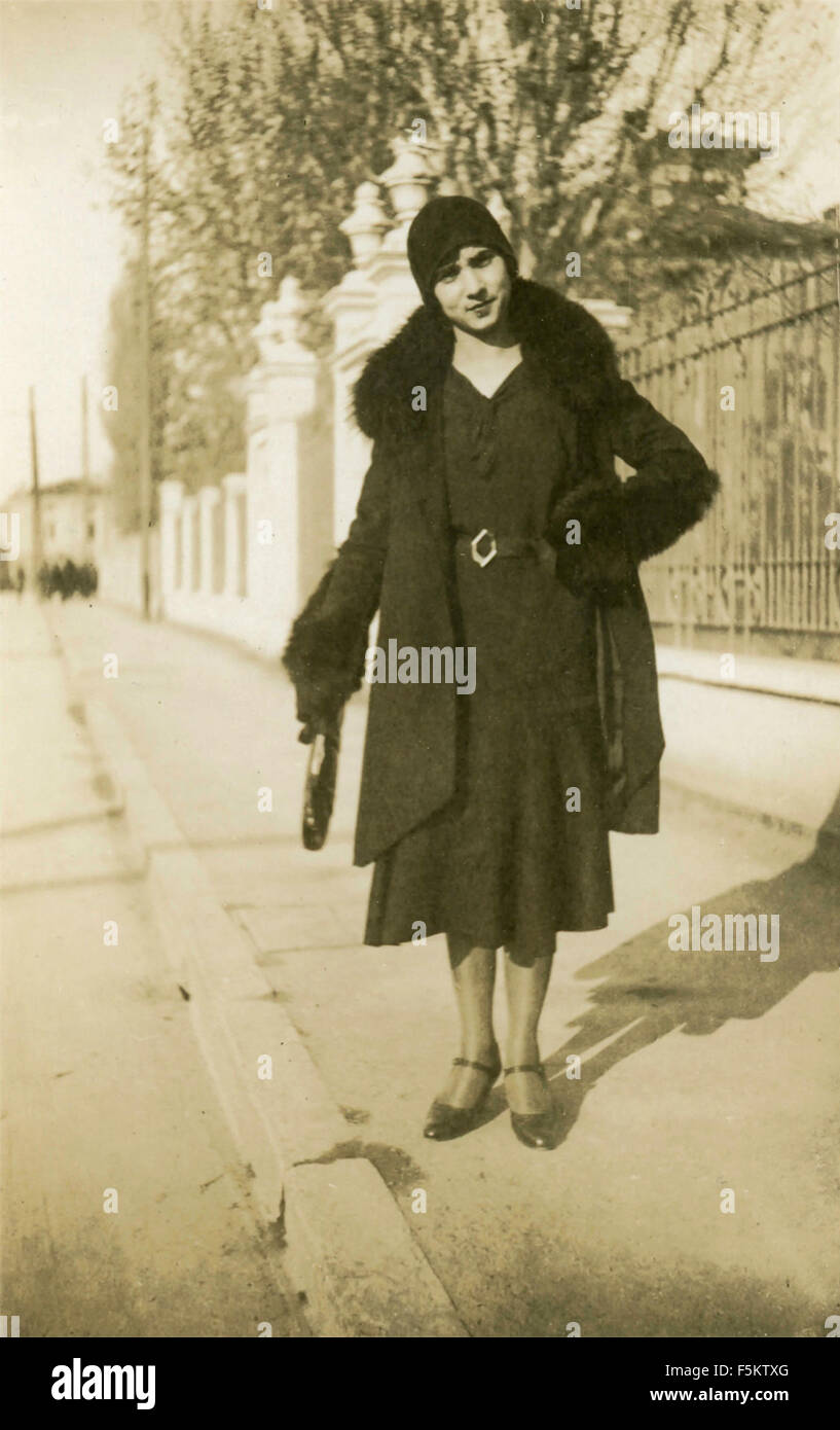 Eine Frau mit Mantel und Hut auf der Straße, Italien Stockfoto