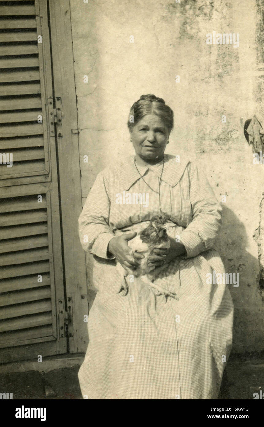 Eine Bäuerin mit ihrem Lieblings-Henne, Italien Stockfoto