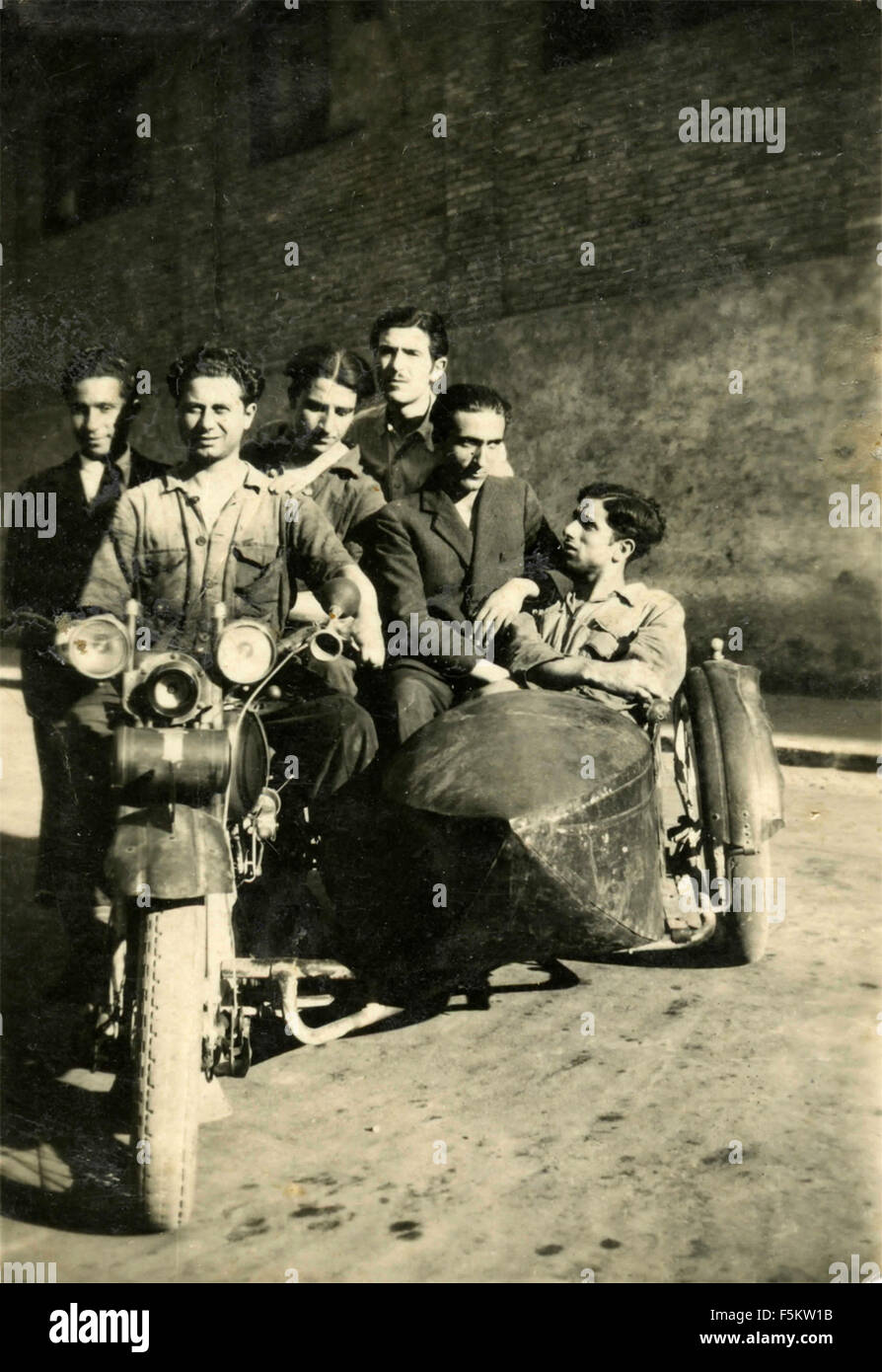 Eine Gruppe von Freunden auf einem Motorrad mit Beiwagen, Italien Stockfoto