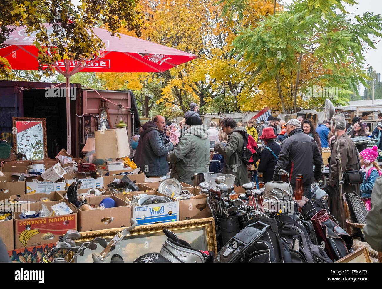 Flohmarkt Berlin Weihnachten 2022 Besucher am Mauerpark Sonntag Flohmarkt, Prenzlauer Berg, Berlin