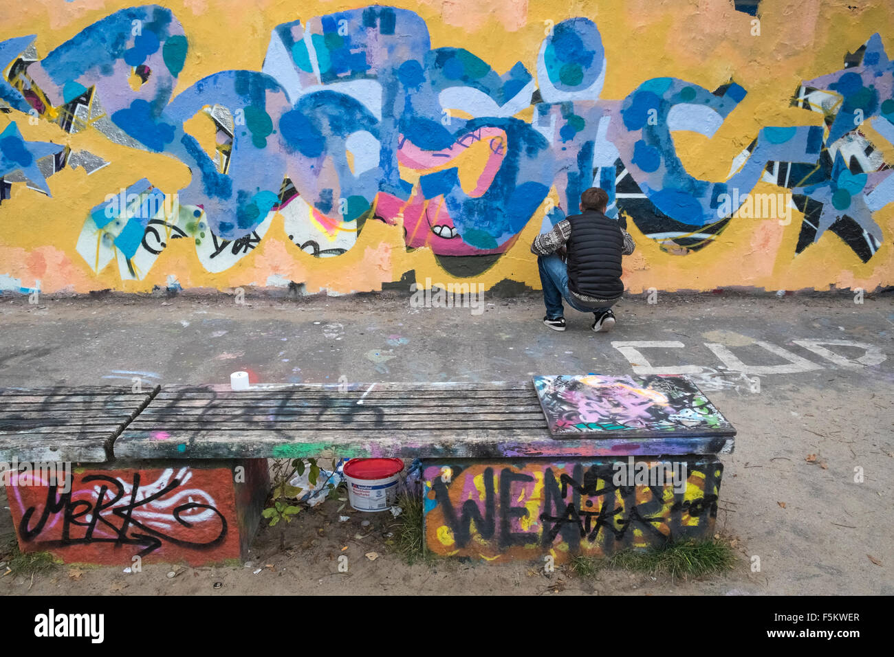 Graffiti Künstler Spray Malerei Teil der ehemaligen Berliner Mauer, Mauerpark, Prenzlauer Berg, Berlin, Deutschland Stockfoto