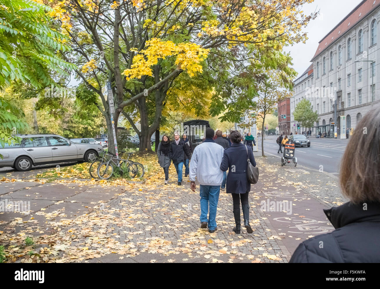 Herbstliche urbanen Straßenbild, Prenzlauer Berg, Berlin, Deutschland Stockfoto