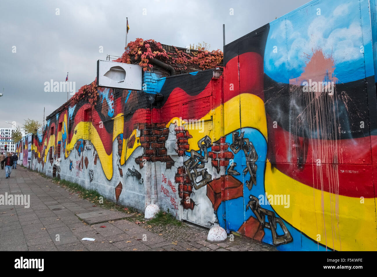 East Side Gallery Artwork auf der ehemaligen Berliner Mauer, Friedrichshain, Berlin, Deutschland, Europa. Stockfoto