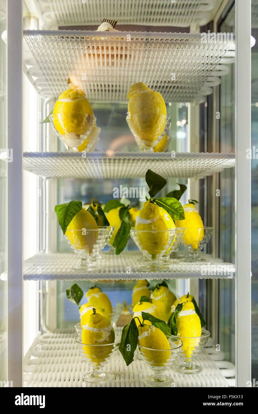 Anzeige von gekühlten Zitrone Sorbet Desserts in einem Café in Positano, Italien Stockfoto