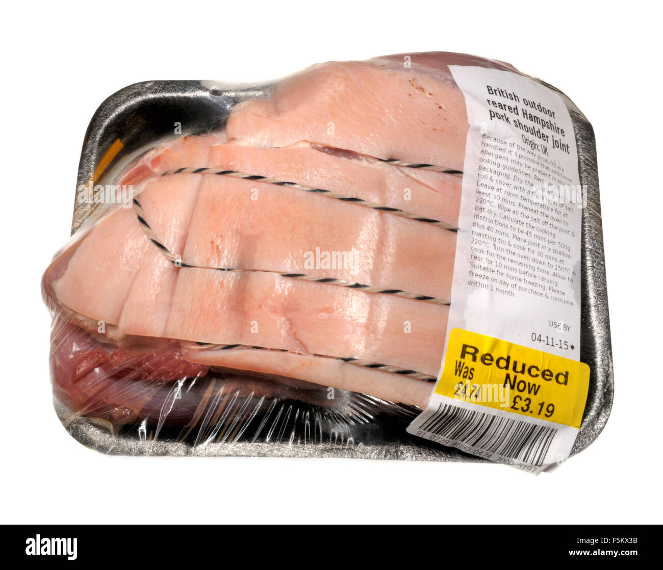 Schweinefleisch-Schultergelenk von einem britischen Supermarkt (Sainsburys) reduzierter Preis auf seine Verfallsdatum Stockfoto