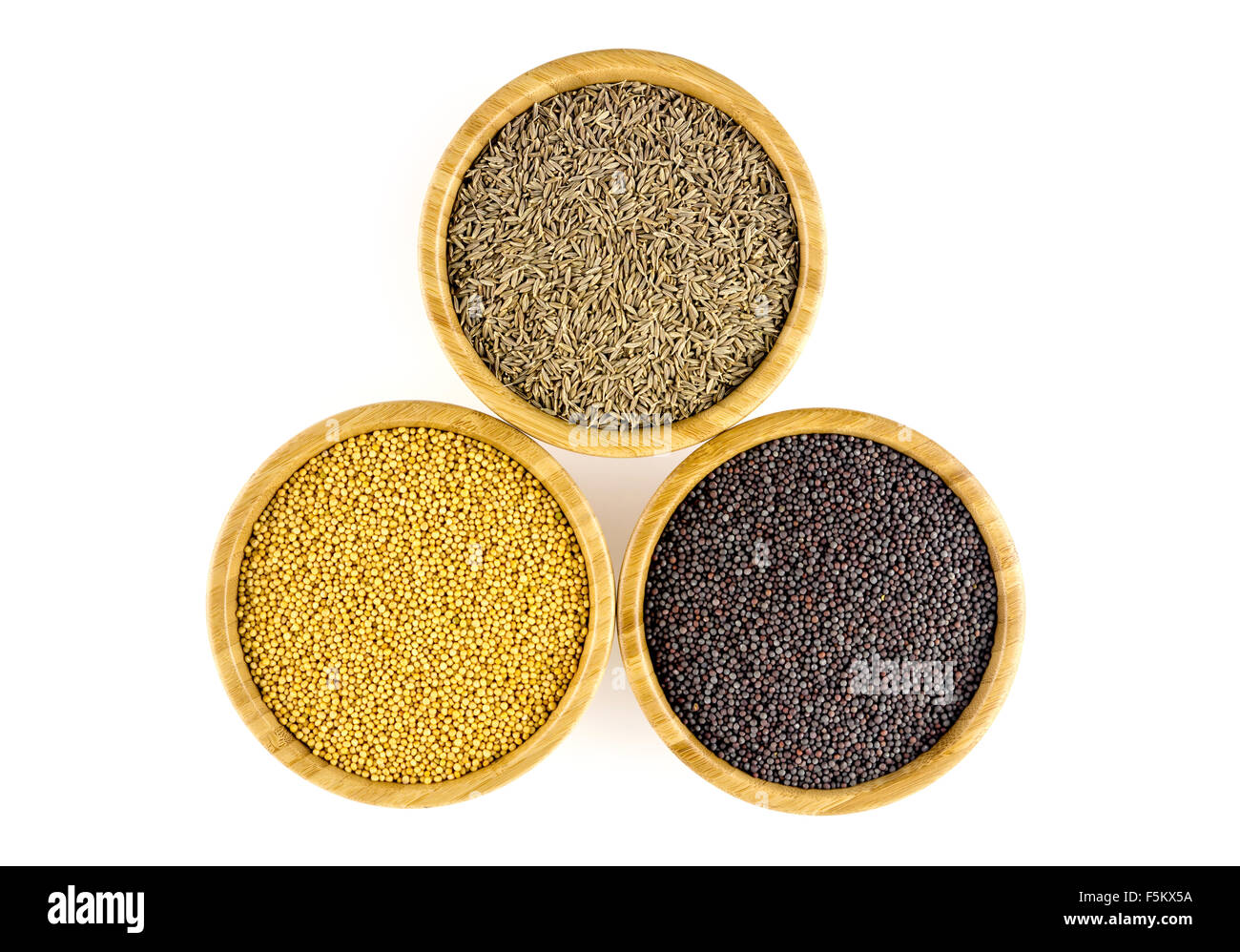 Leckere Senf (gelb, schwarz) und Kreuzkümmel isoliert auf weiss Stockfoto