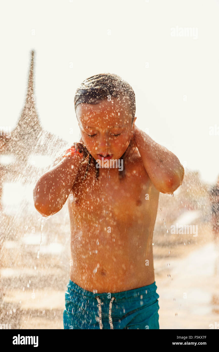Türkei, Alanya, Mädchen (8-9) stehen unter der Dusche am Strand Stockfoto