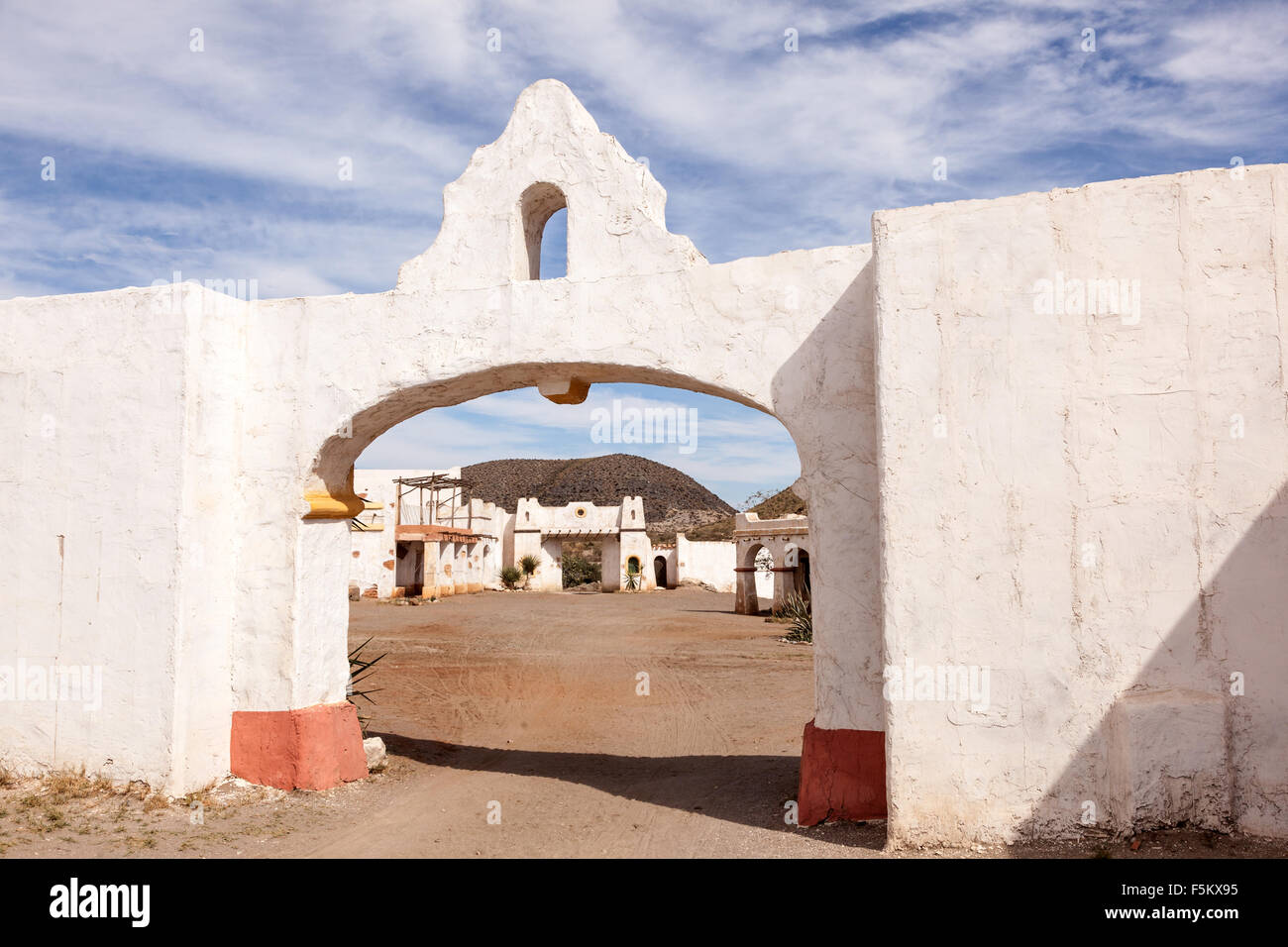 Tor in einem verlassenen mexikanischen Pueblo-Dorf Stockfoto