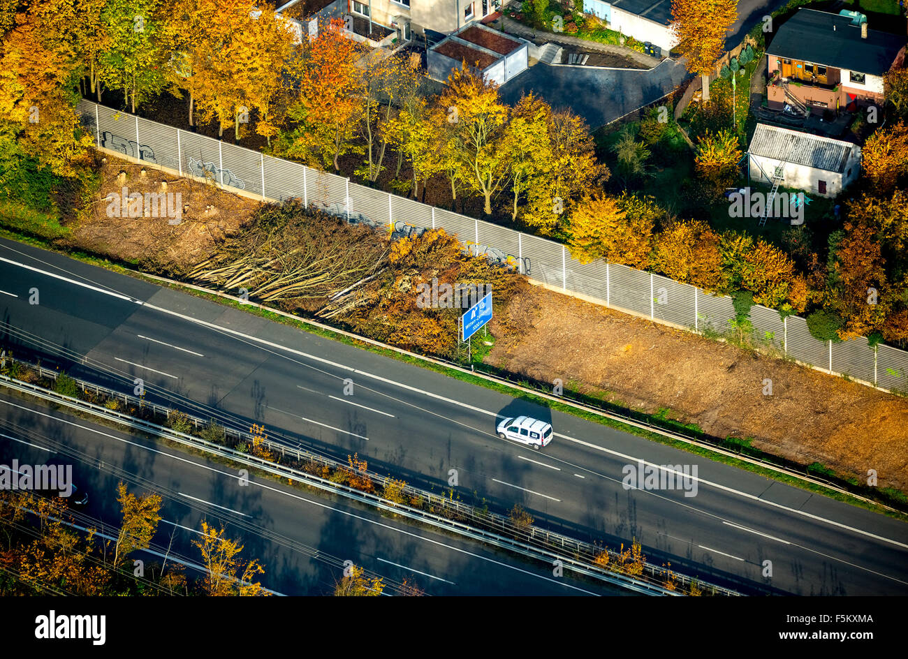Lärmschutzwand an der Autobahn deutsche Autobahn Witten Ruhr Nordrhein-Westfalen Deutschland Stockfoto
