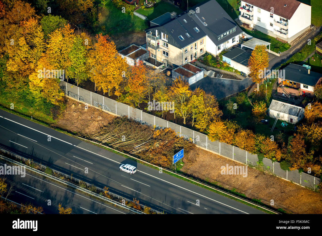 Lärmschutzwand an der Autobahn deutsche Autobahn Witten Ruhr Nordrhein-Westfalen Deutschland Stockfoto