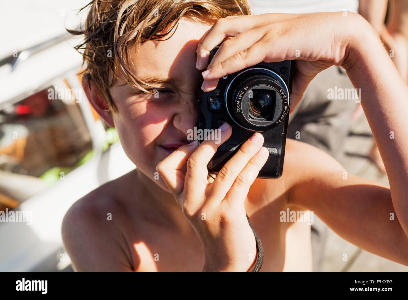 Schweden, Uppland, Runmaro, Barrskar, Portrait eines jungen (6-7) fotografieren Stockfoto