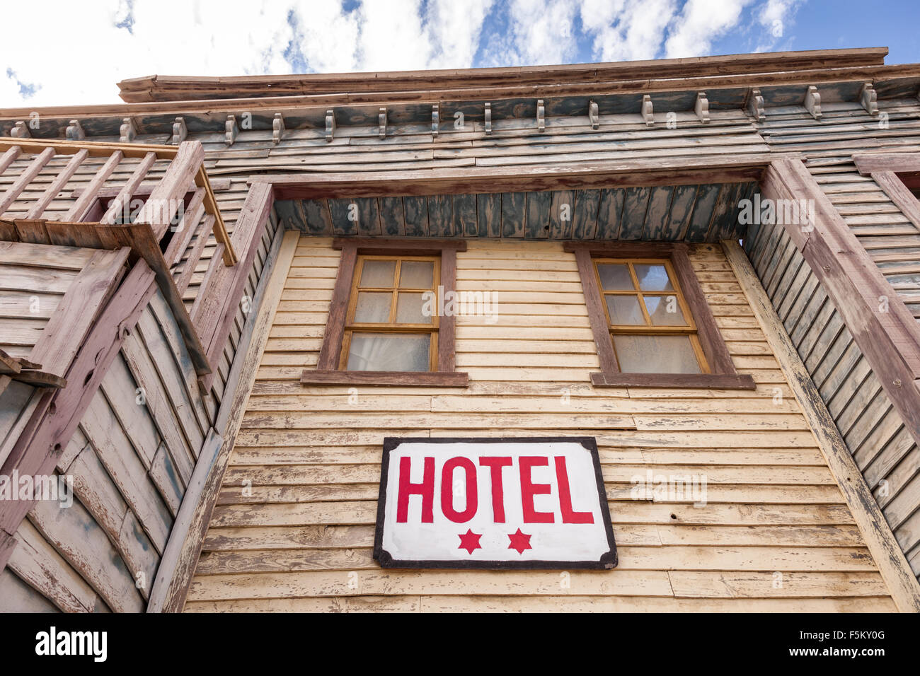 Verlassene alte Holzgebäude zwei-Sterne-hotel Stockfoto