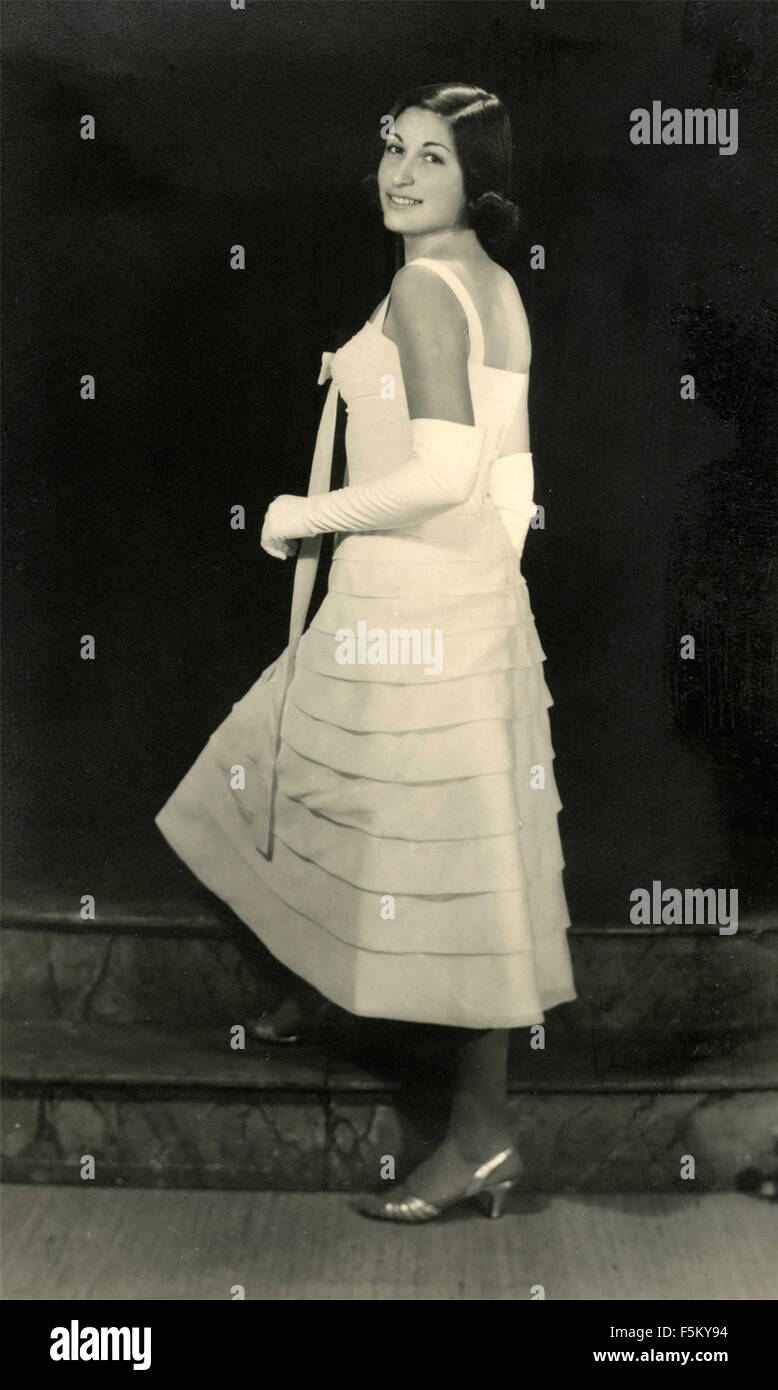 Ein Mädchen trägt ein weißes Kleid elegant der 50er Jahre, Italien Stockfoto