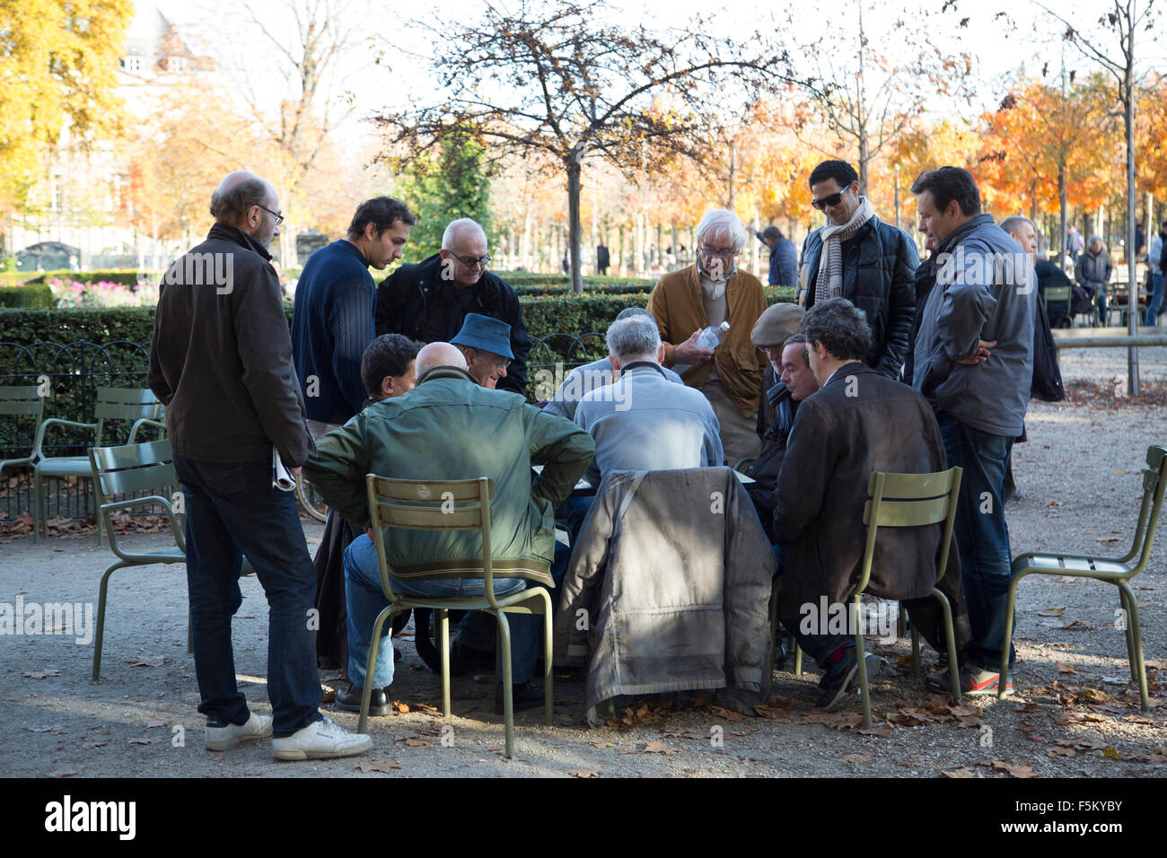 Schachspieler im Jardin du Luxemburg, Paris, Frankreich Stockfoto