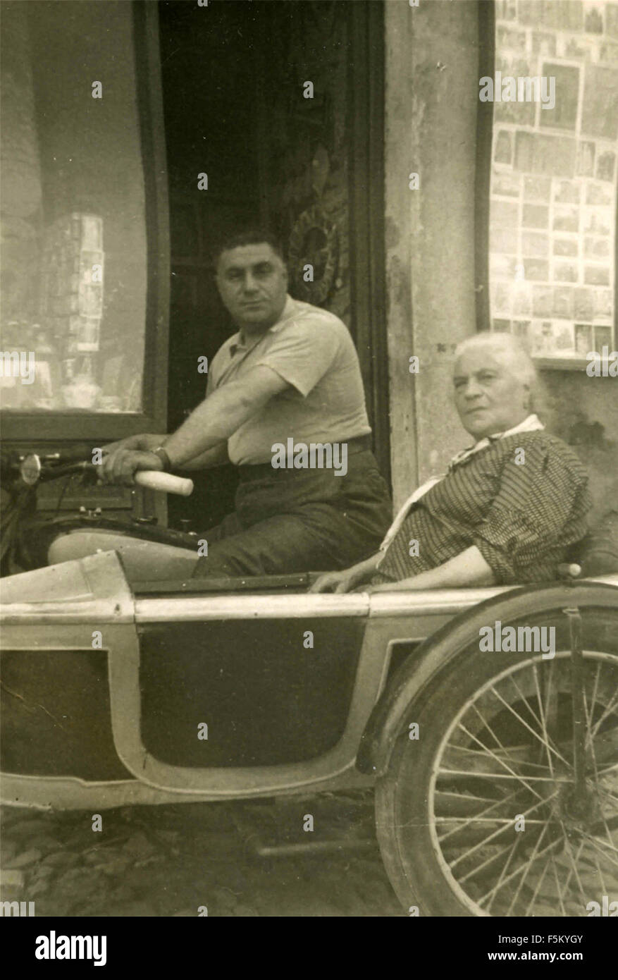 Ein Mann auf einem Motorrad mit seiner Mutter am Beiwagen, Italien Stockfoto