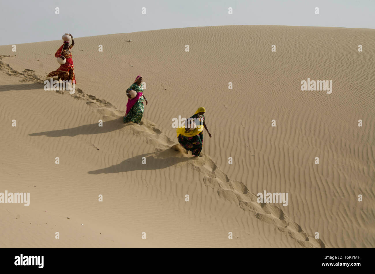 Frauen mit Krügen liefen, Thar-Wüste, Jaisalmer, Rajasthan, Indien, Asien, kein Herr Stockfoto