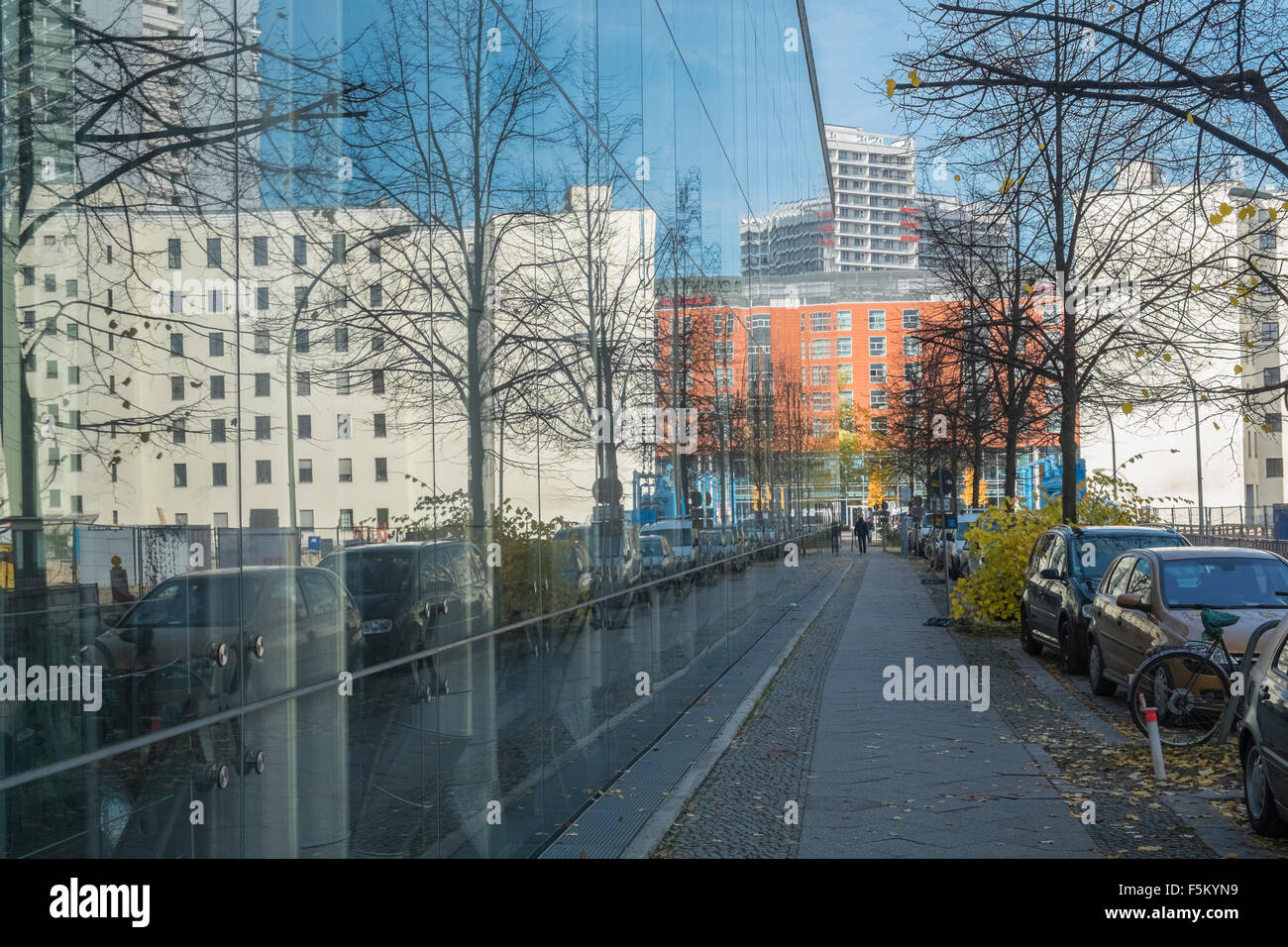 Urban Street Szene spiegelt sich in Windows, Mitte, Berlin, Deutschland, Europa Stockfoto